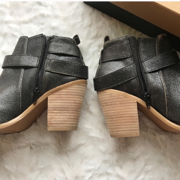 NEW Kelsi Dagger Jordana Distressed Ankle Booties - Picture 4 of 8